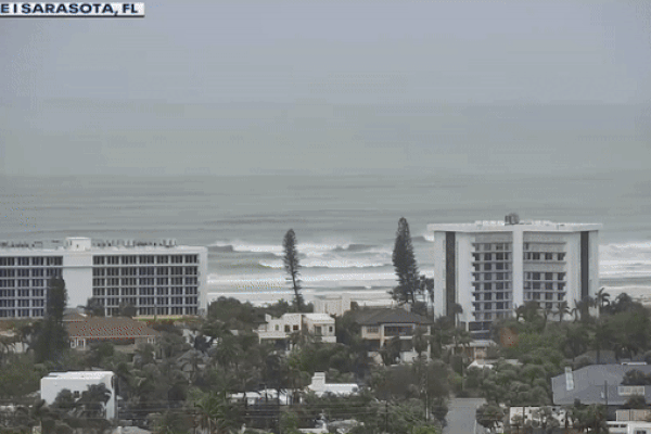 Bão Milton 'thổi bay' phi cơ, sóng dữ tấn công bãi biển đẹp nhất nước Mỹ