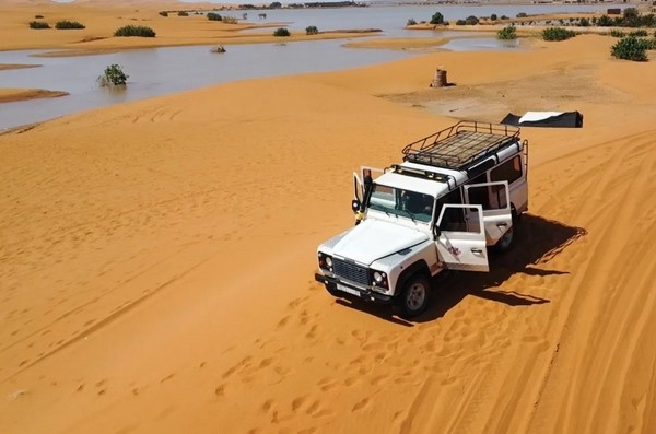 Sa mạc Sahara bất ngờ ngập lụt vì mưa dông, hồ cạn khô 50 năm giờ đầy nước-3