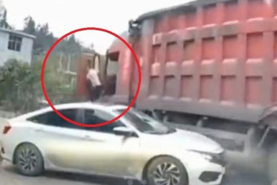 Clip: Xe tải đột ngột trôi xuống dốc, tài xế nhảy ra ngoài thoát thân