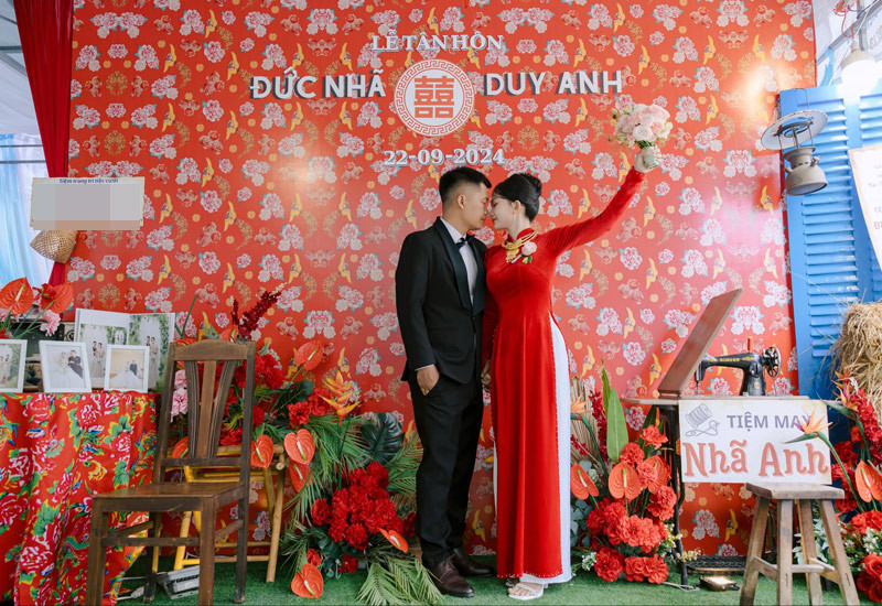 Chú rể Sóc Trăng đạo diễn đám cưới phong cách lạ, cô dâu kém 12 tuổi sửng sốt-2