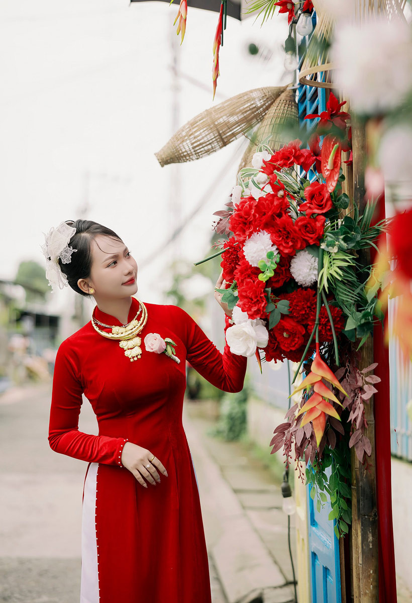 Chú rể Sóc Trăng đạo diễn đám cưới phong cách lạ, cô dâu kém 12 tuổi sửng sốt-13