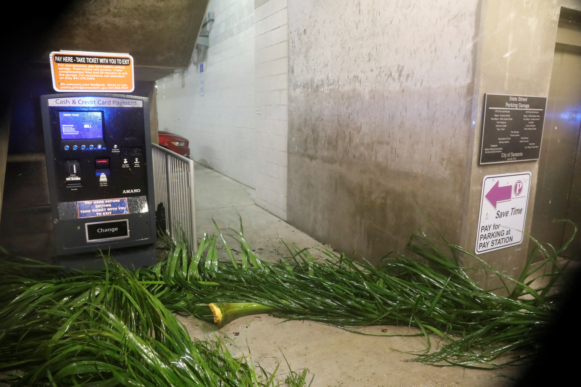 Siêu bão Milton tàn phá Florida: Sập cần cẩu, tốc mái sân vận động-5