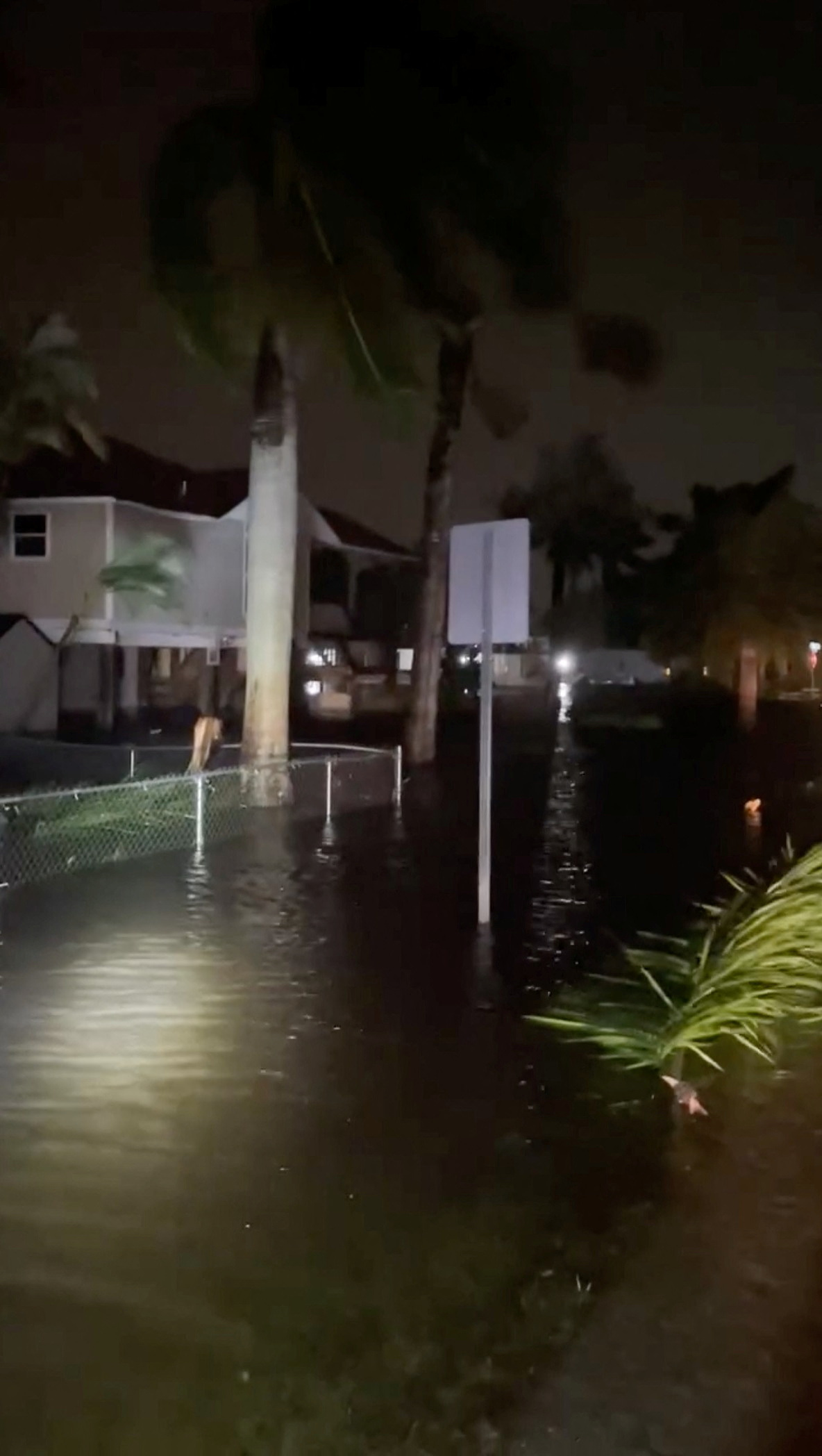 Siêu bão Milton tàn phá Florida: Sập cần cẩu, tốc mái sân vận động-7