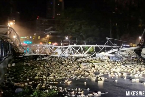 Siêu bão Milton tàn phá Florida: Sập cần cẩu, tốc mái sân vận động