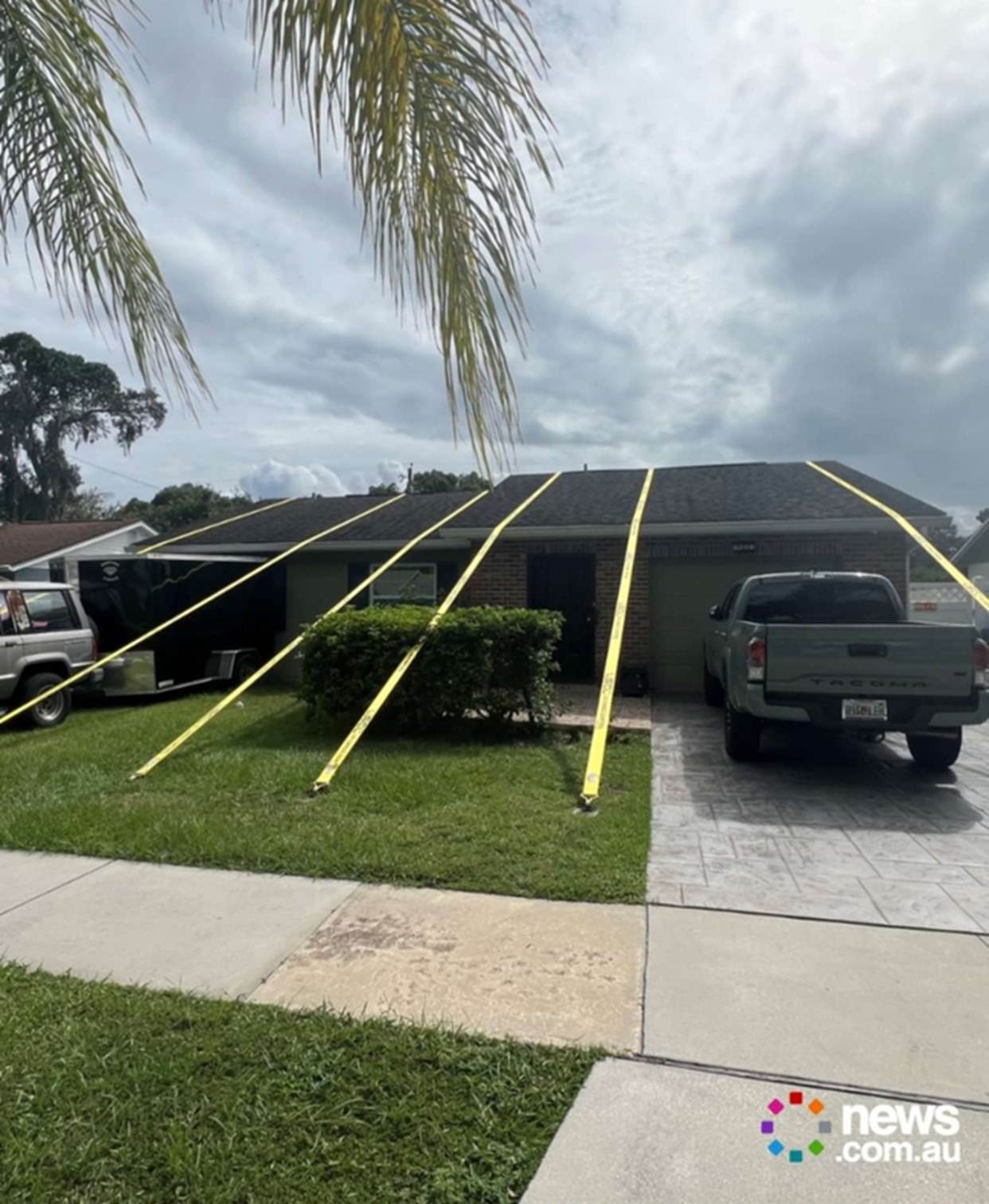 Mỹ: Sợ bão Milton, ông chủ buộc chặt nhà xuống đất-1