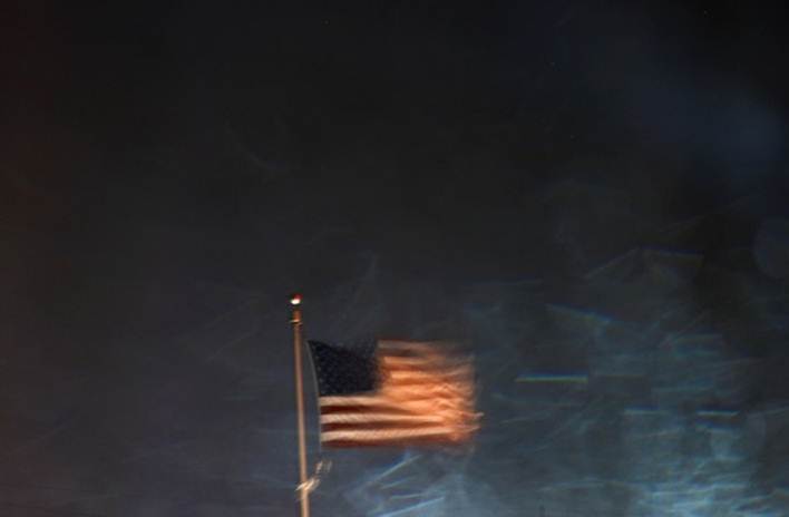 Mỹ: Sợ bão Milton, ông chủ buộc chặt nhà xuống đất-4