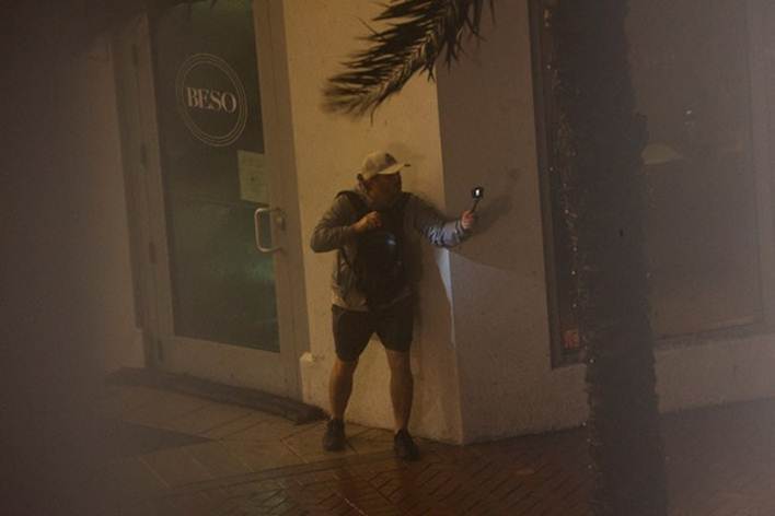 Mỹ: Sợ bão Milton, ông chủ buộc chặt nhà xuống đất-5