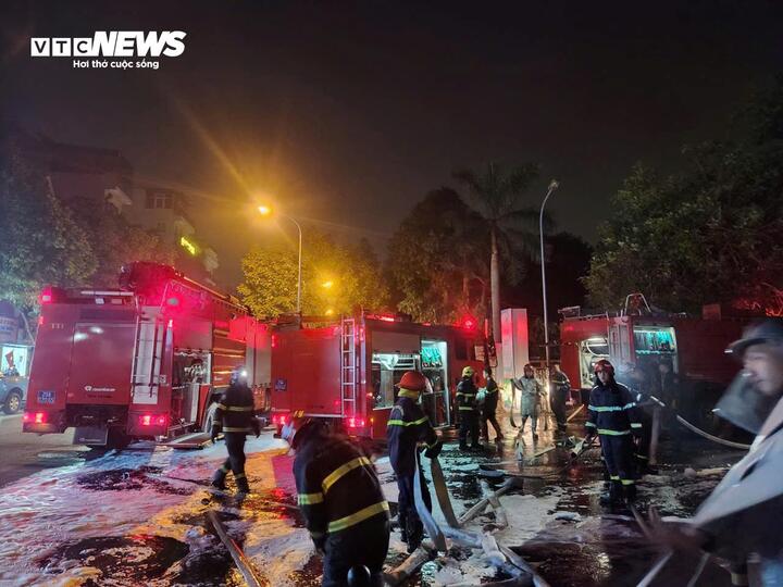 Cháy kho vật tư Bệnh viện Đa khoa Đức Giang, lửa bốc ngùn ngụt-4