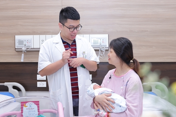 Bé gái chào đời với cân nặng 5kg-1