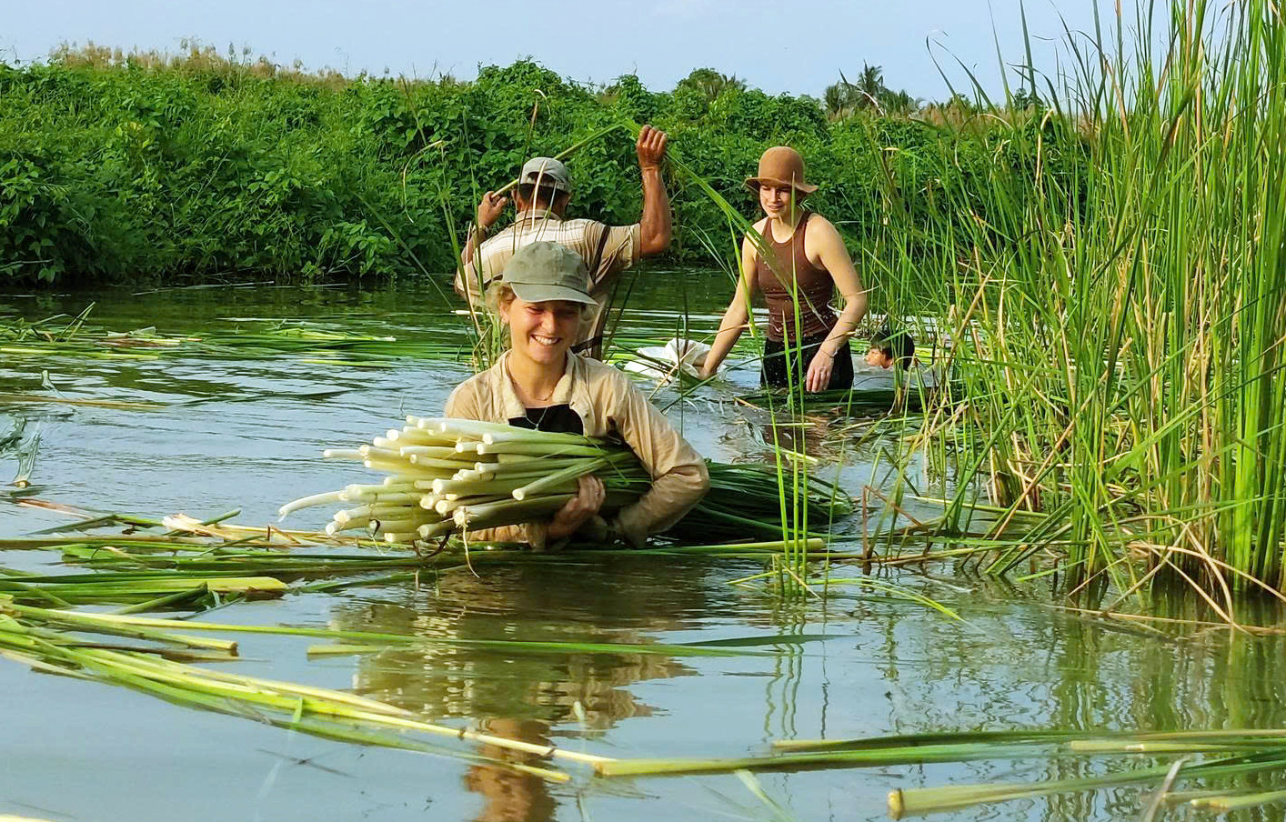 Khách Tây thích thú bắt cua, mò sò huyết, thu hoạch đặc sản nổi tiếng Cà Mau-6