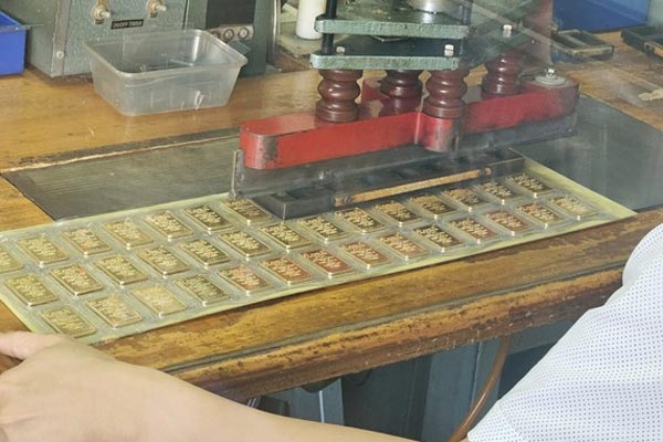 Phá đường dây làm giả hồ sơ mở thẻ tín dụng, vay vốn để chiếm đoạt tiền ngân hàng-2