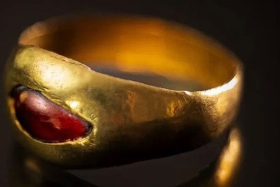 Đang sàng đất, người phụ nữ tìm thấy 