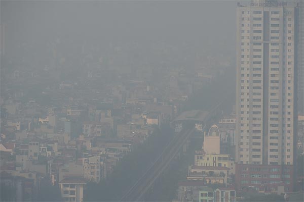 Trời Hà Nội mờ đục vì ô nhiễm, một số nơi không khí ở mức xấu-16