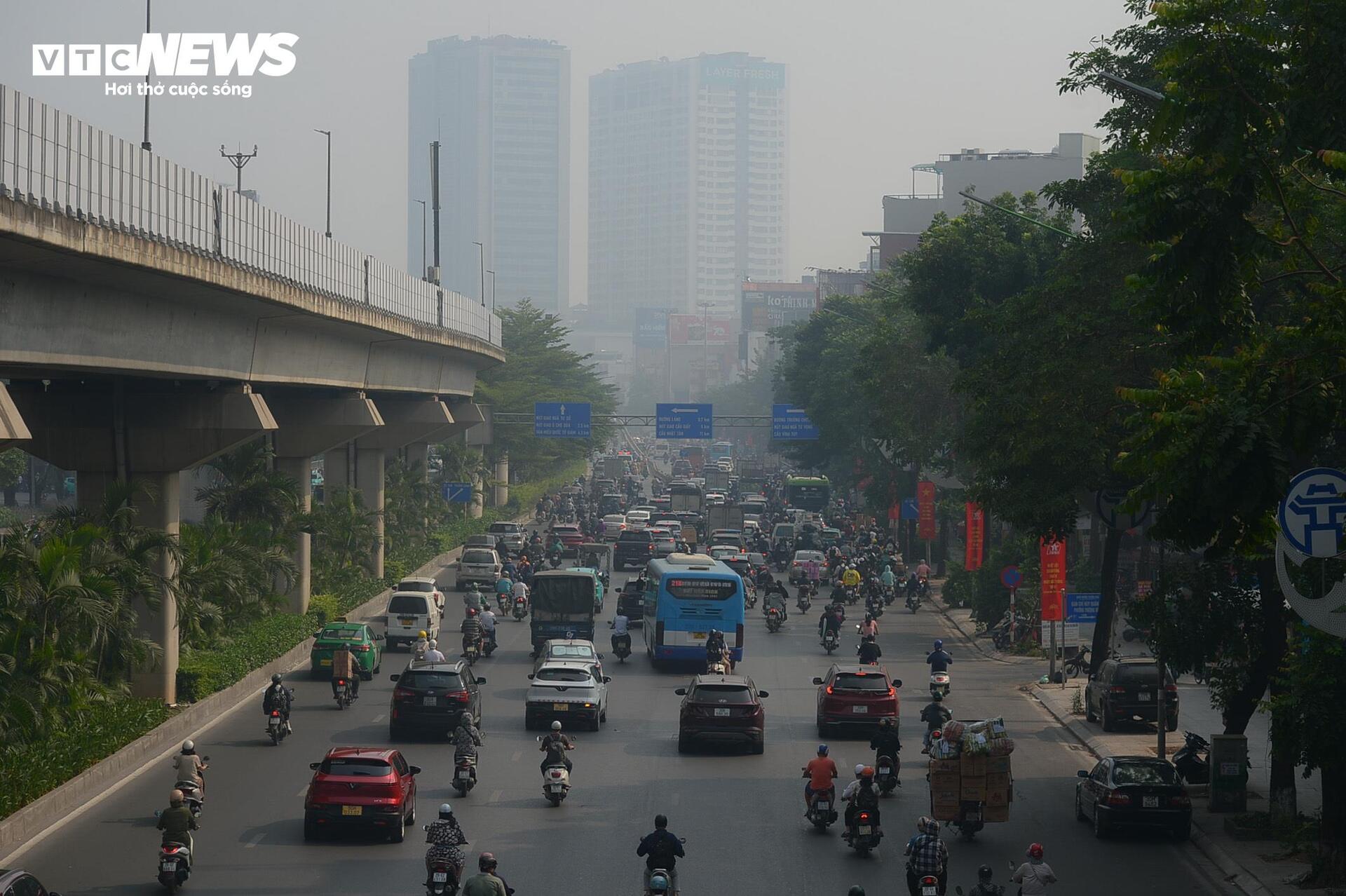 Hà Nội vào mùa ô nhiễm không khí, bầu trời mù mịt, bụi mịn giăng như sương-16