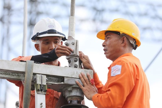 Giá điện tăng 4,8%, lên hơn 2.100 đồng/kWh