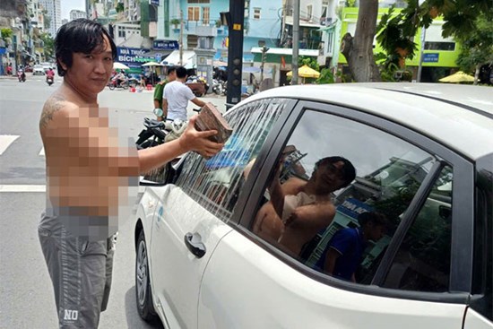 Bắt tạm giam người cầm kéo tấn công, dùng đá đập bể kính ô tô ở trung tâm TPHCM