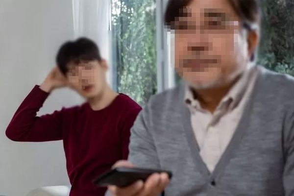 Bạn học giàu lương 110 triệu/tháng đón tôi đi họp lớp, tình cờ nhặt được 1 thứ rơi trên ghế xe: Tôi không ngờ bạn bất hạnh đến thế này!-3