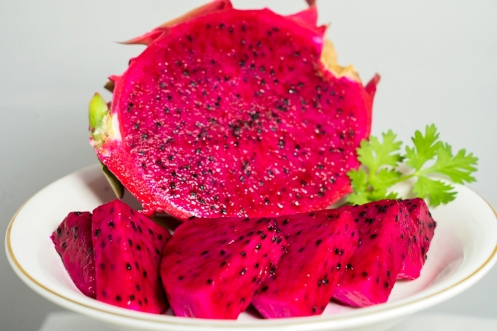 Cách làm sữa dừa thanh long đỏ cực đơn giản-1