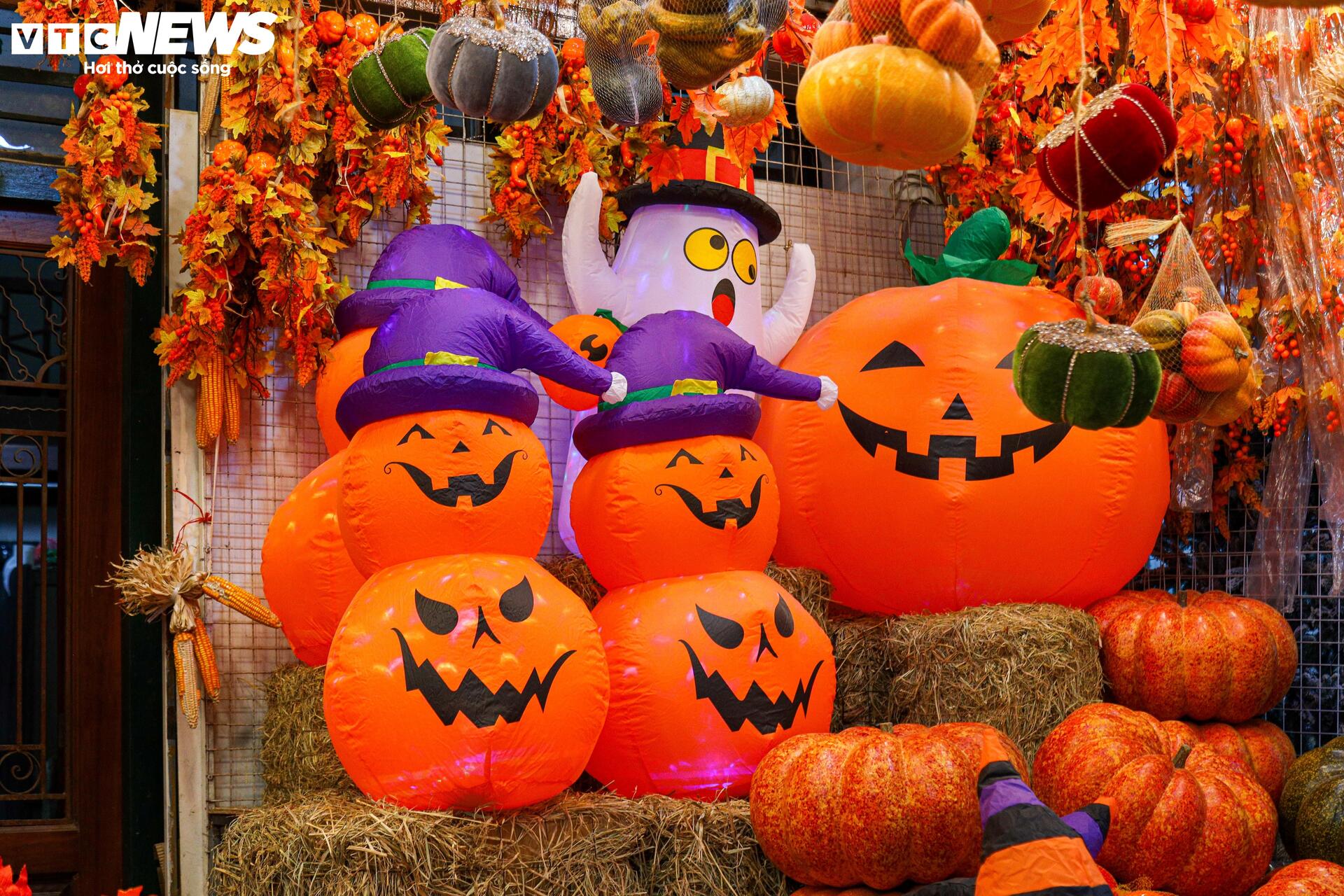 Đồ chơi Halloween ngập tràn, phố cổ Hà Nội trở nên ma mị-12