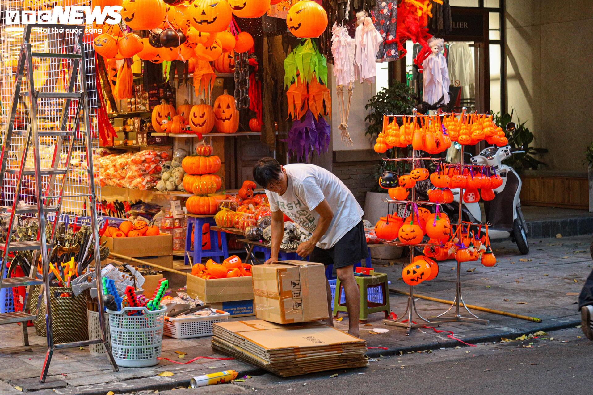 Đồ chơi Halloween ngập tràn, phố cổ Hà Nội trở nên ma mị-22