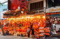 Đồ chơi Halloween ngập tràn, phố cổ Hà Nội trở nên ma mị