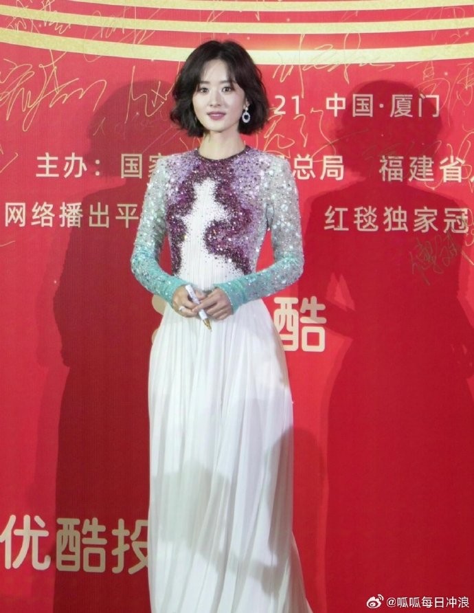 Địch Lệ Nhiệt Ba khoe vẻ đẹp siêu thực nhưng lại bị trừ điểm vì hành động này-7