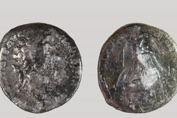 Đi cắm trại, 3 người đàn ông đào được kho báu trị giá gần 1,3 tỷ đồng-3