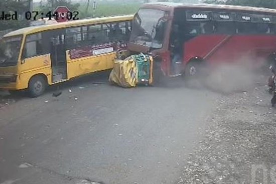 Clip: Xe khách chạy tốc độ cao gây tai nạn liên hoàn giữa ngã tư