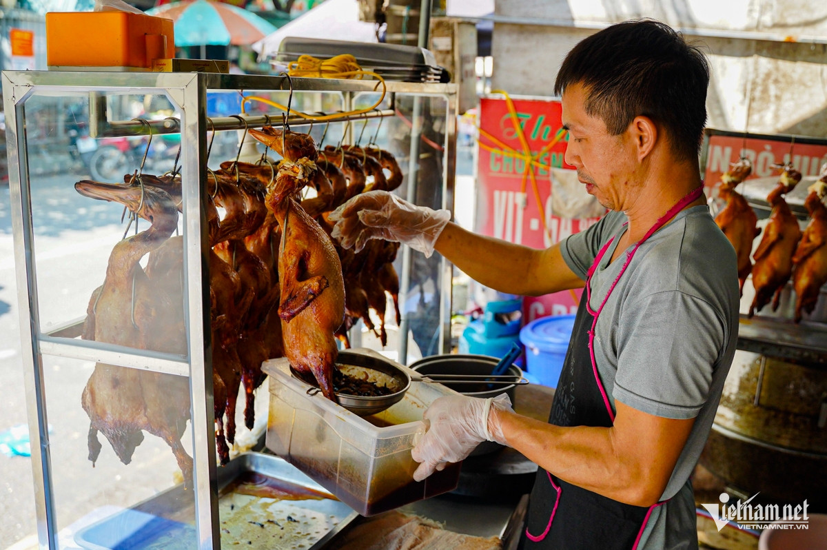 Chủ quán Hà Nội cho vịt ‘tắm’ hơn 20 gia vị, ‘quàng khăn’, bán 70 con/ngày-1