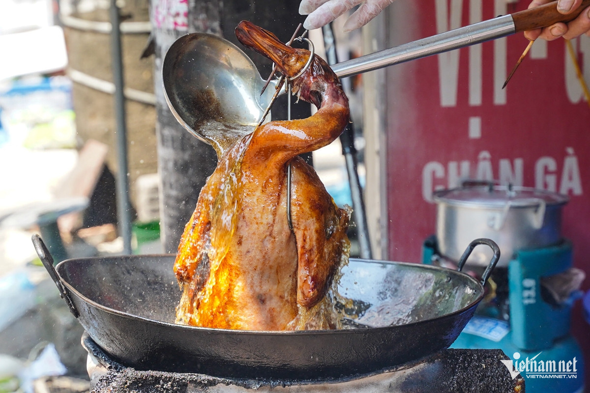 Chủ quán Hà Nội cho vịt ‘tắm’ hơn 20 gia vị, ‘quàng khăn’, bán 70 con/ngày-3