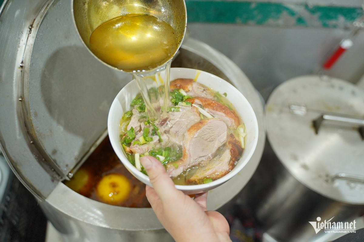 Chủ quán Hà Nội cho vịt ‘tắm’ hơn 20 gia vị, ‘quàng khăn’, bán 70 con/ngày-4