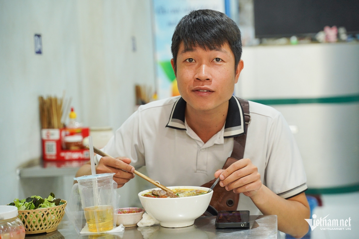 Chủ quán Hà Nội cho vịt ‘tắm’ hơn 20 gia vị, ‘quàng khăn’, bán 70 con/ngày-6