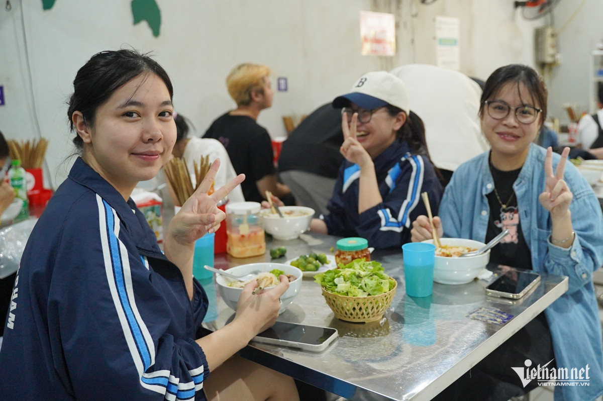Chủ quán Hà Nội cho vịt ‘tắm’ hơn 20 gia vị, ‘quàng khăn’, bán 70 con/ngày-7