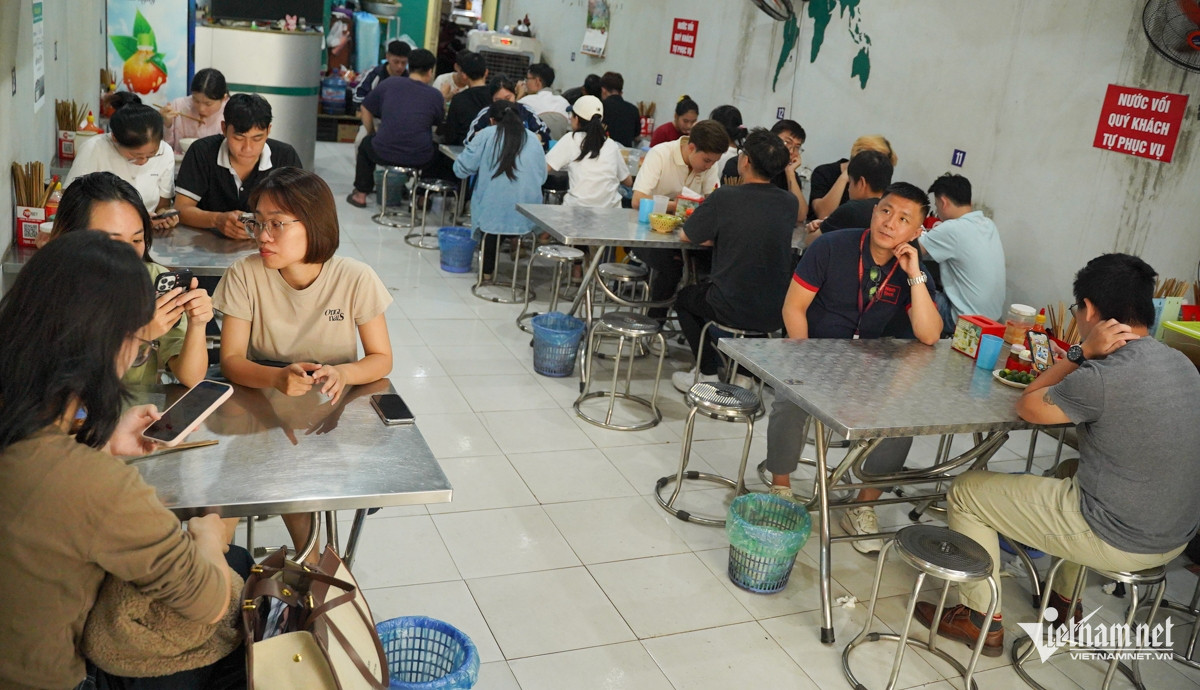 Chủ quán Hà Nội cho vịt ‘tắm’ hơn 20 gia vị, ‘quàng khăn’, bán 70 con/ngày-9