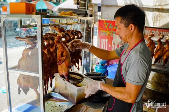 Chủ quán Hà Nội cho vịt ‘tắm’ hơn 20 gia vị, ‘quàng khăn’, bán 70 con/ngày