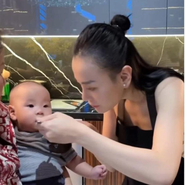 Cặp song sinh nhà Phương Oanh - Shark Bình xuống bếp xem mẹ nấu ăn khiến fan thích thú-1