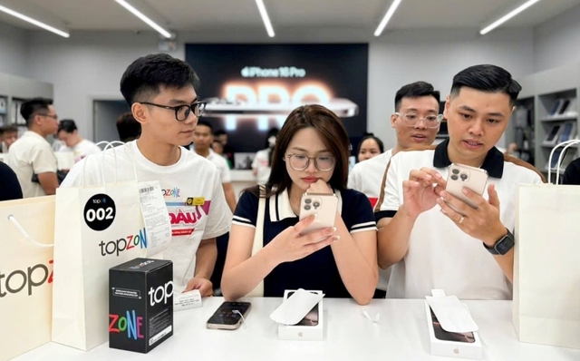 Sau búp bê Labubu, xu hướng đổi Iphone 16 lại lên ngôi, giới trẻ có quá chuộng phông bạt?-1