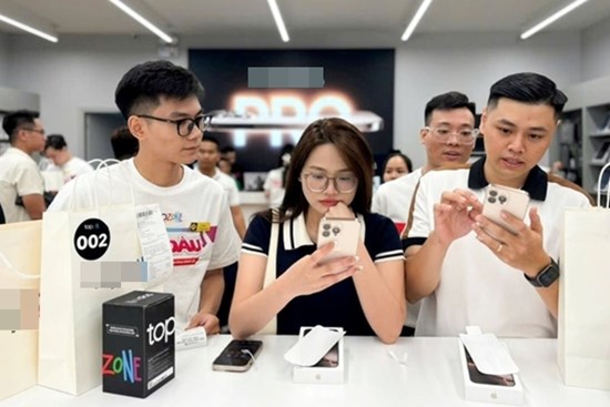 Sau búp bê Labubu, xu hướng đổi Iphone 16 lại lên ngôi, giới trẻ có quá chuộng 'phông bạt'?