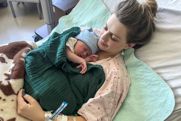 Clip: Đi ngược chiều, tài xế ô tô hành hung học sinh sau va chạm-2