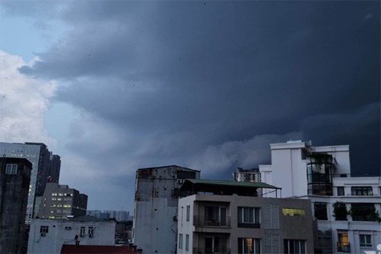 Cảnh báo mưa lớn, giông lốc chiều nay tại Hà Nội