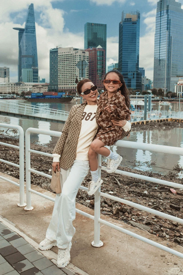 Trà Ngọc Hằng và con gái đồng điệu thời trang-7