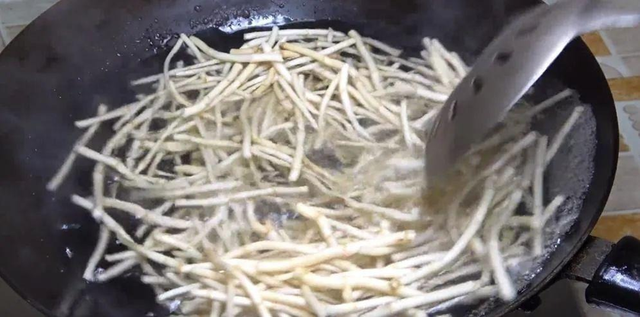 Đừng chỉ ăn lá, rễ của cây này quý như nhân sâm người nghèo mọc um tùm như cỏ dại ít ai hay-2