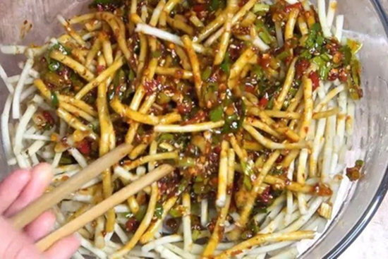 Đừng chỉ ăn lá, rễ của cây này quý như 