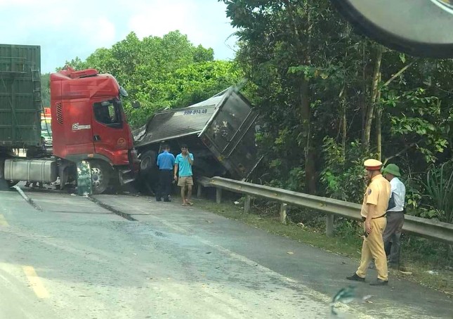 Giải cứu tài xế kẹt trong cabin nát bét sau tai nạn-1