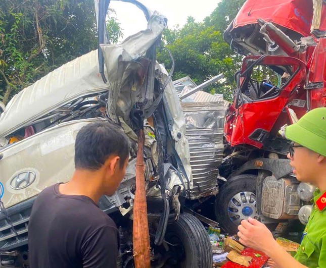 Giải cứu tài xế kẹt trong cabin nát bét sau tai nạn-2
