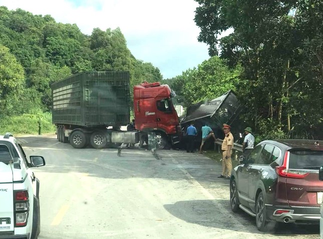 Giải cứu tài xế kẹt trong cabin nát bét sau tai nạn-5