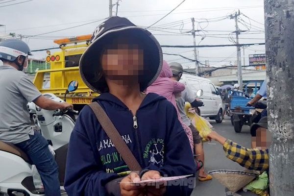 Bí mật đằng sau trẻ em ăn xin ở TPHCM : Bà trùm cung cấp vé số-4