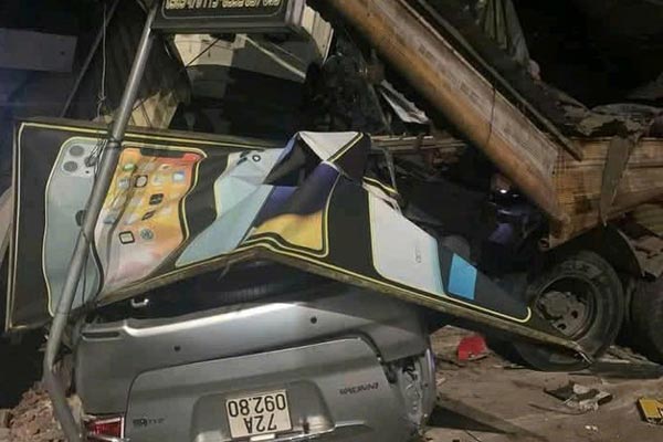 Clip sập nhà 3 tầng ở Hà Nội do hàng xóm đào móng-2