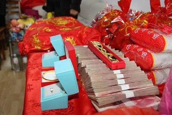 Cô dâu nhận sính lễ khủng, có nhà đất, xe sang nhưng mặt trầm tư trong ngày cưới