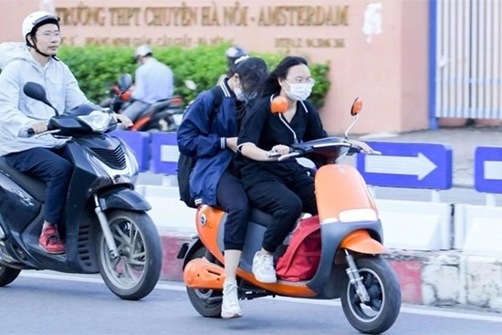 Rất nhiều gia đình cố tình giao xe máy điện cho học sinh dưới 16 tuổi